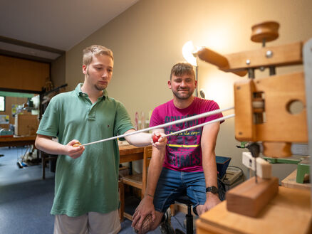 Pädagoge mit Klient bei einer Übung