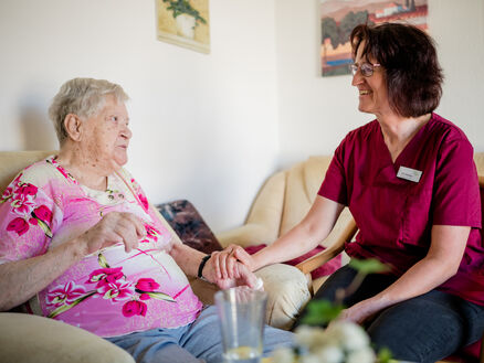 Klientin mit Pflegefachkraft