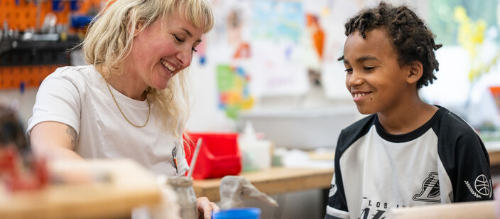 Pädagogin mit Jugendlichen