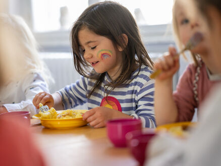 Mädchen beim Essen